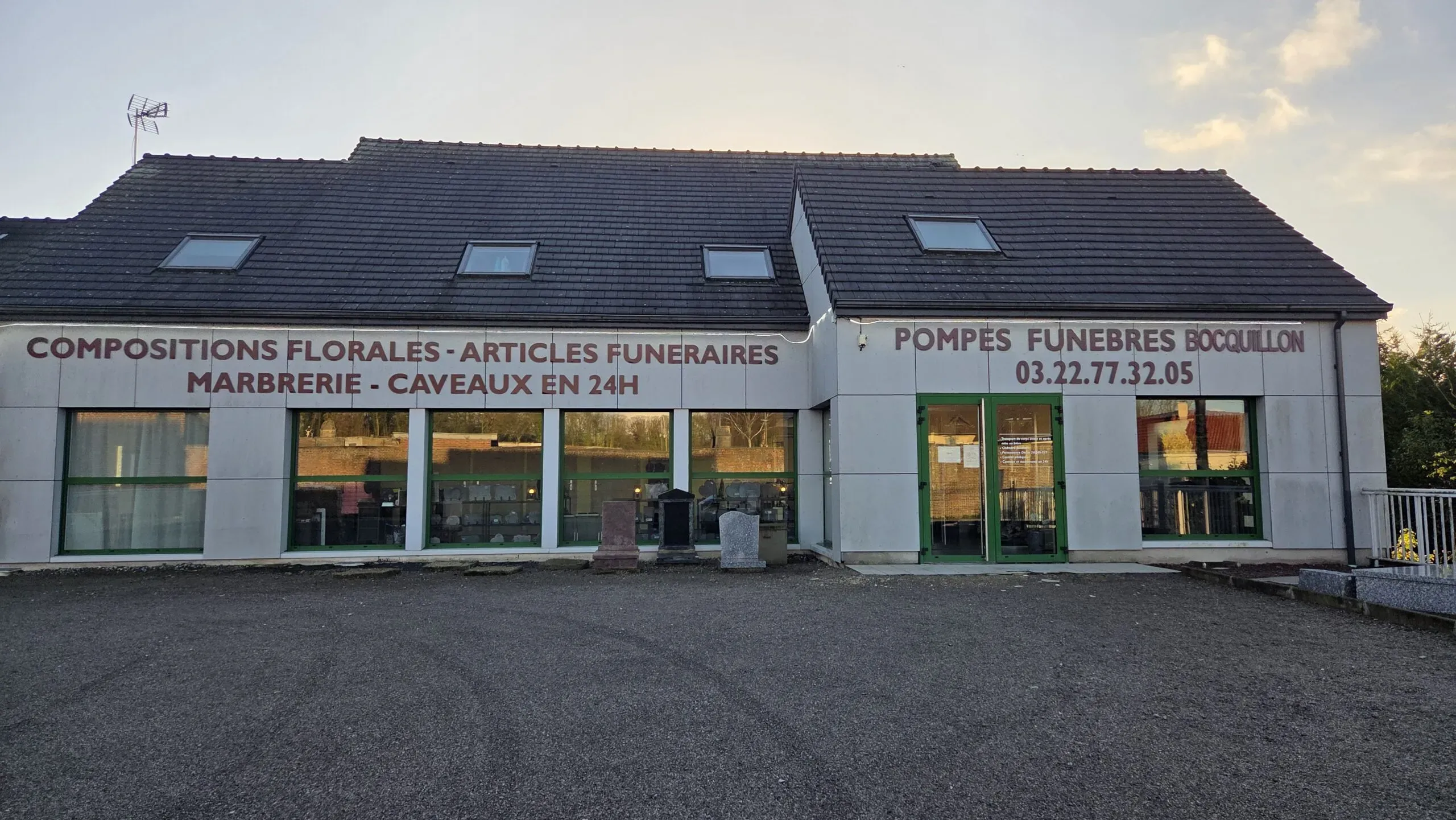 Façade de l'agence de Pompes Funèbres Bocquillon et marbrerie funéraire.