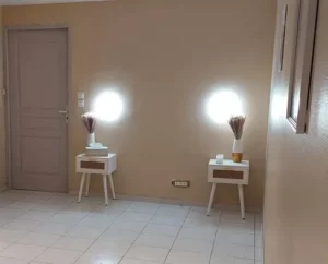 Deux tables de chevet blanches design scandinave dans une chambre.