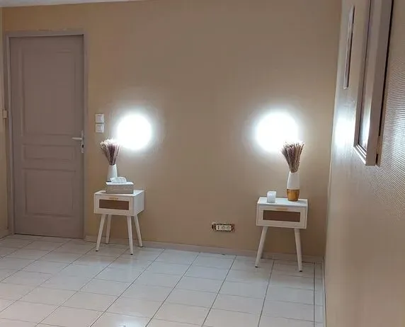 Deux tables de chevet blanches design scandinave dans une chambre.